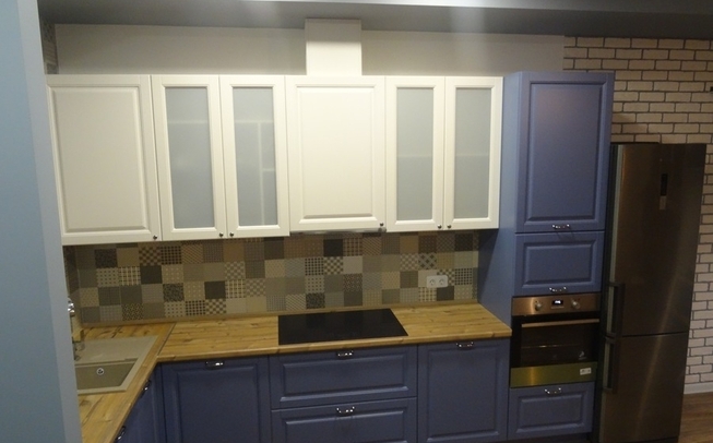 Угловая кухня сине-белого цвета