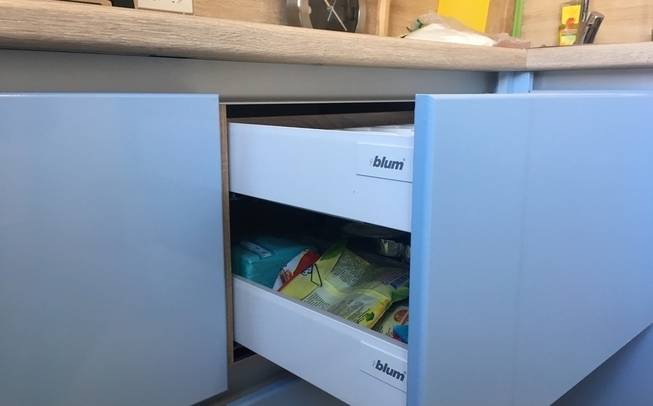 П образная кухня в голубом цвете