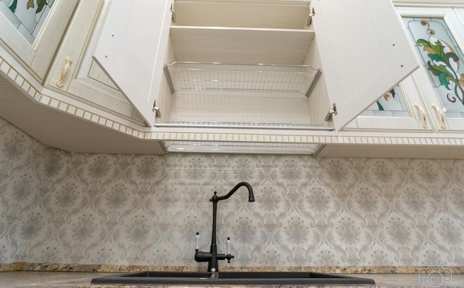 Дизайн кухни 20 кв. метров с росписью на потолке