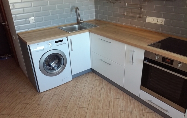 Современная кухня из пластика и массива столешницы