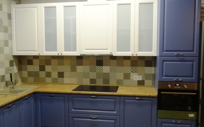 Угловая кухня сине-белого цвета