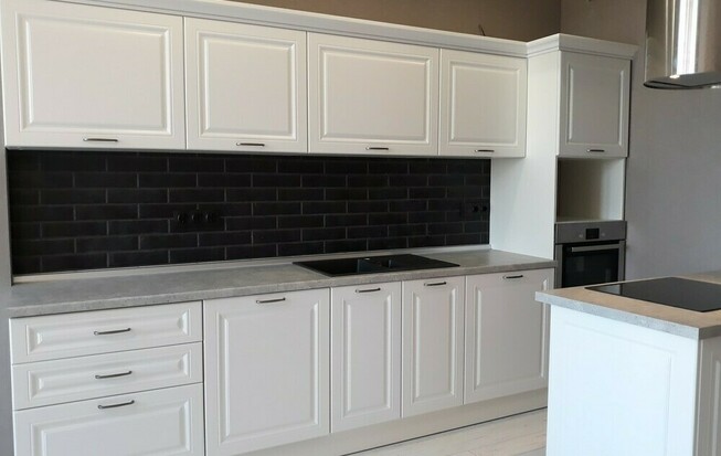 Белая кухня с варочной панелью