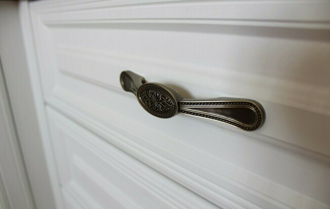 Дизайн бело кухни совмещенной с гостиной