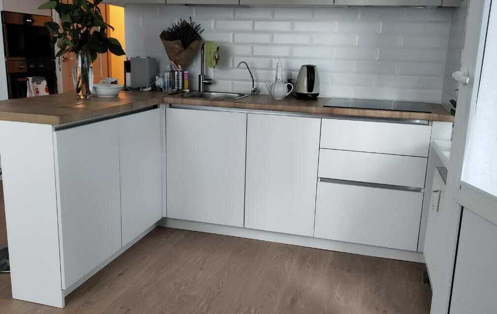 Кухня из пластика в современном стиле