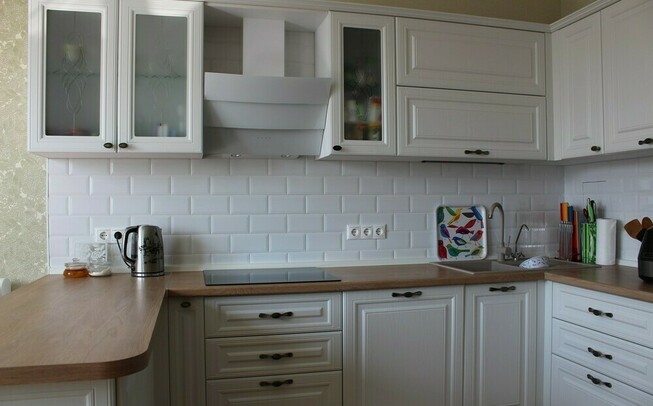 П образная кухня в белом цвете