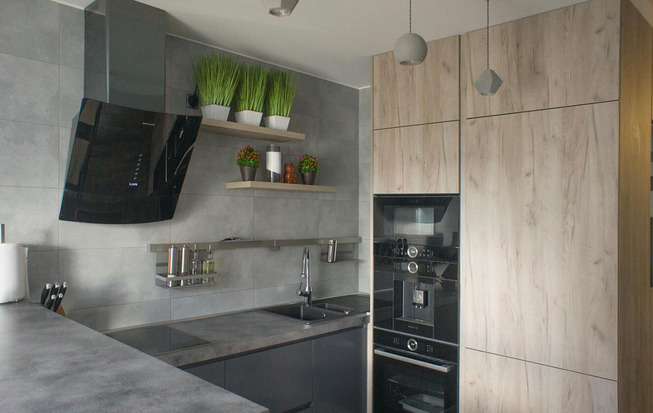 Кухня 8 кв. метров серого цвета с барной стойкой