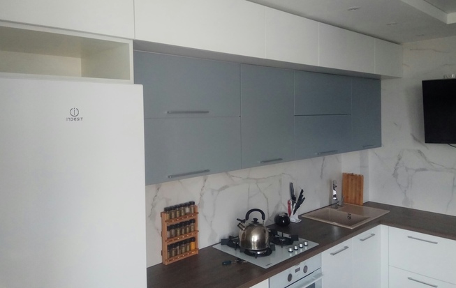 Угловая кухня столешница из массива