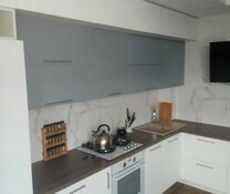 Угловая кухня столешница из массива