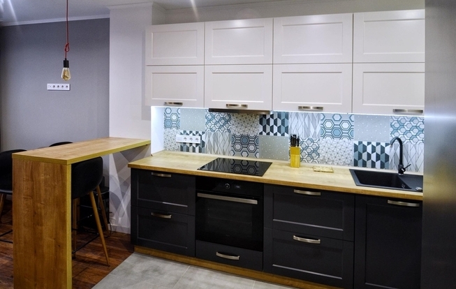 Кухня с барной стойкой между кухней и гостиной