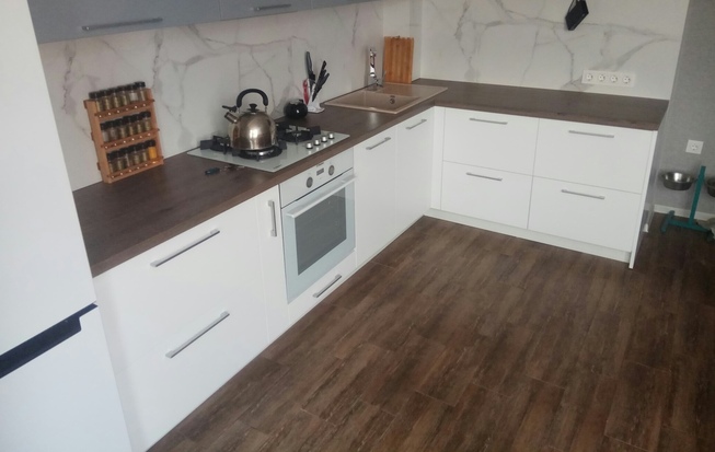 Угловая кухня столешница из массива