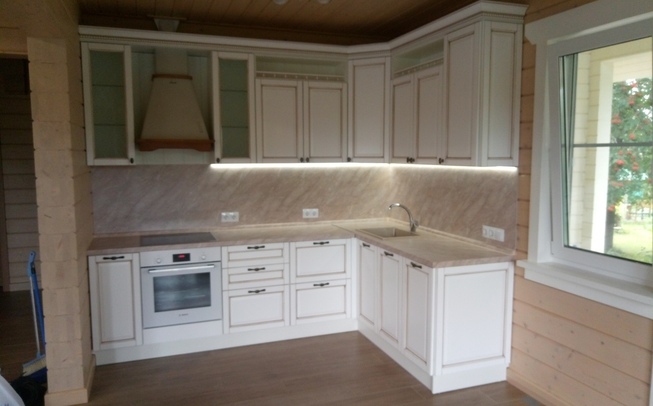 Кухни из массива дерева в белом цвете