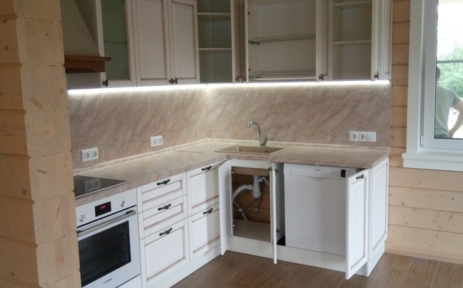 Кухни из массива дерева в белом цвете