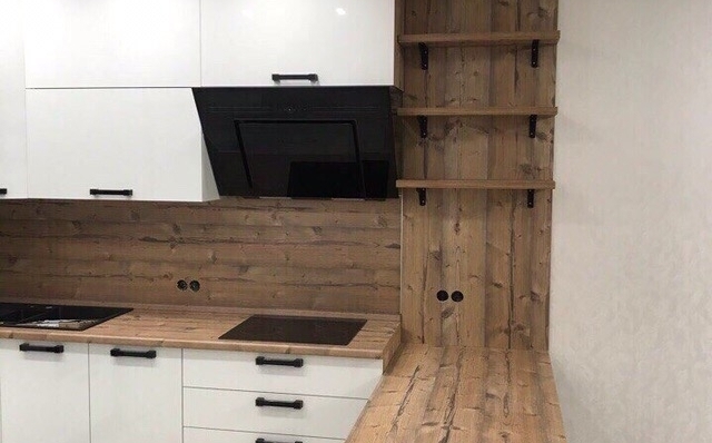 Кухня с барной стойкой в белом цвете