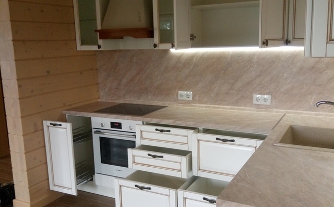 Кухни из массива дерева в белом цвете