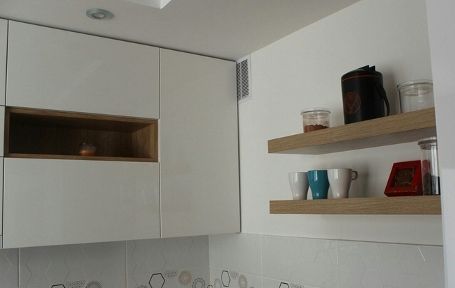 Маленькая кухня в белом цвете 