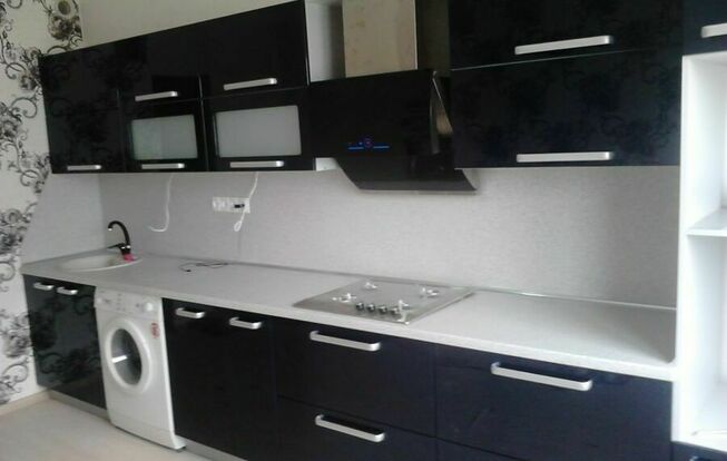 Прямая кухня черного цвета