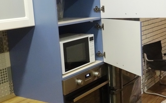 Угловая кухня сине-белого цвета