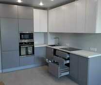 Угловая кухня серого цвета фурнитура Blum