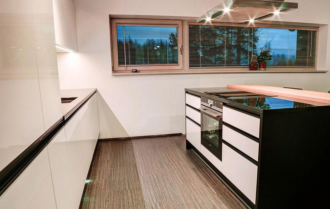 Кухня-столовая 8 кв. метров белого цвета