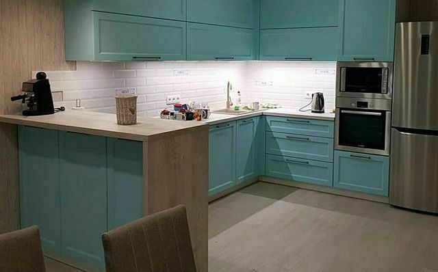Кухня МДФ голубого цвета с барной стойкой