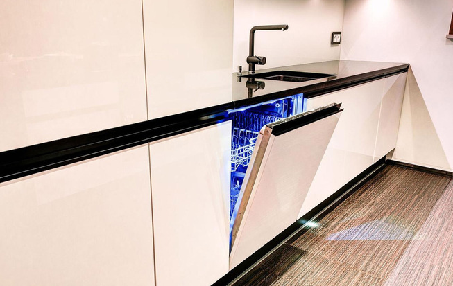 Кухня-столовая 8 кв. метров белого цвета