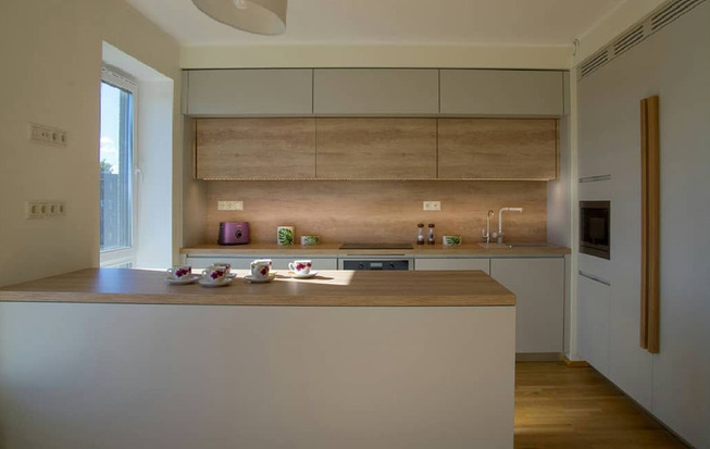 Кухня 15 кв. метров с барной стойкой