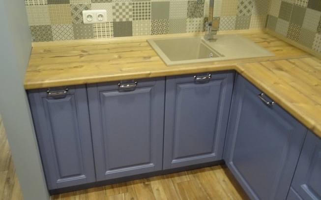 Угловая кухня сине-белого цвета