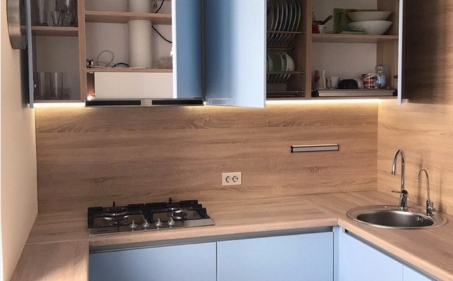 П образная кухня в голубом цвете