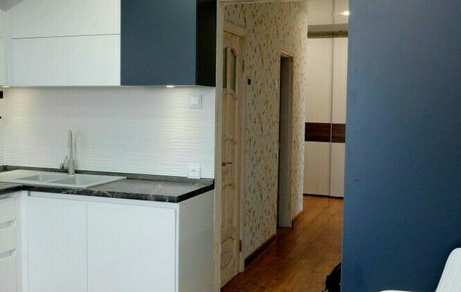 Современная кухня с белыми фасадами угловой формы