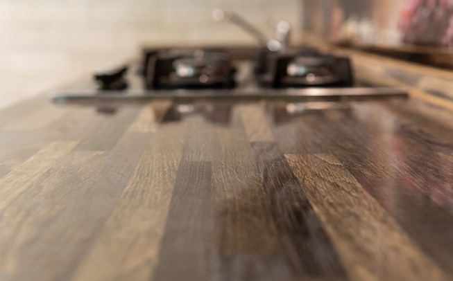 Современная кухня с барной стойкой между кухней и залом