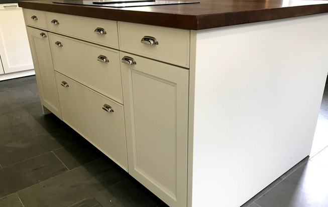 Кухня 15 кв. метров в белом цвете с островом