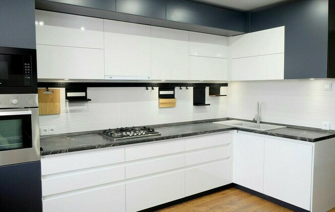 Современная кухня с белыми фасадами угловой формы