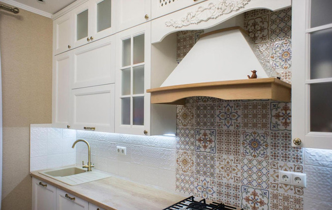 Кухня 8 кв. метров белого цвета в классическом стиле