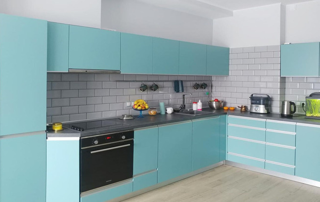 Кухня 10 кв. метров в бирюзовом цвете