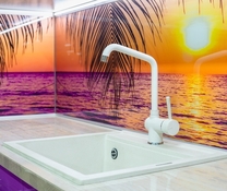 Кухня ПВХ фиолетового цвета угловой формы