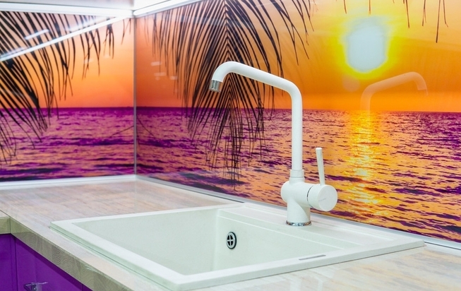 Кухня ПВХ фиолетового цвета угловой формы