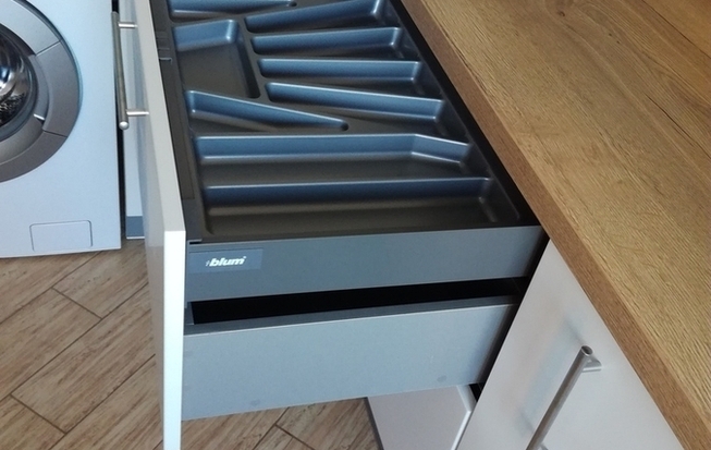 Современная кухня из пластика и массива столешницы