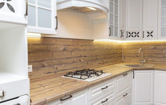 Дизайн кухни 20 кв. метров в белом цвете из массива дерева