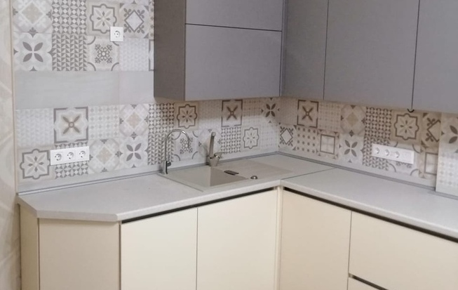 Угловая кухня светлая МДФ + пластик