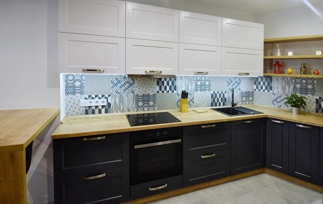 Кухня с барной стойкой между кухней и гостиной