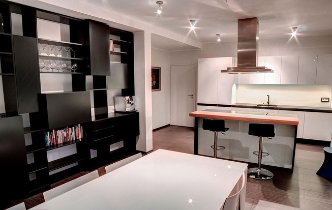 Кухня-столовая 8 кв. метров белого цвета