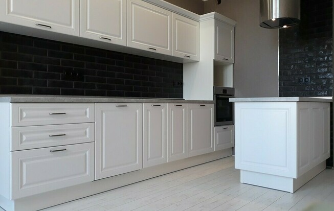 Белая кухня с варочной панелью