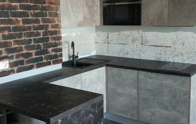 Кухонная зона 5 кв. метров в студии серого цвета