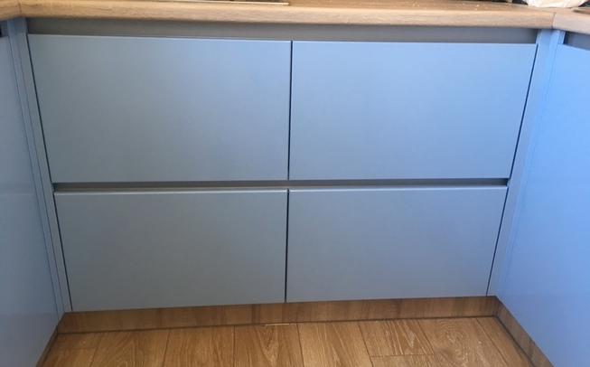 П образная кухня в голубом цвете