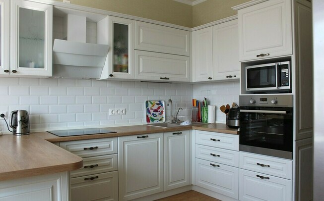 П образная кухня в белом цвете