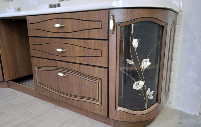 Дизайн кухни 20 кв. метров под древесную структуру