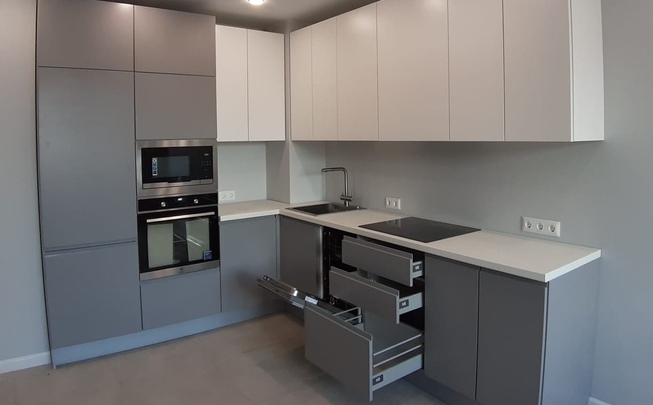 Угловая кухня серого цвета фурнитура Blum