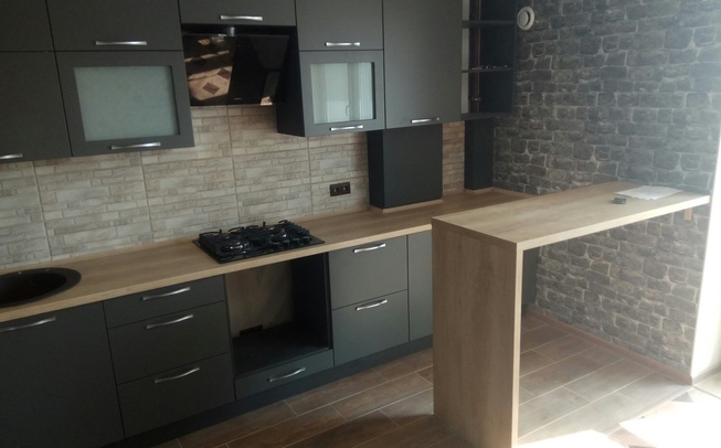 Прямая кухня в сером цвете и барной стойкой