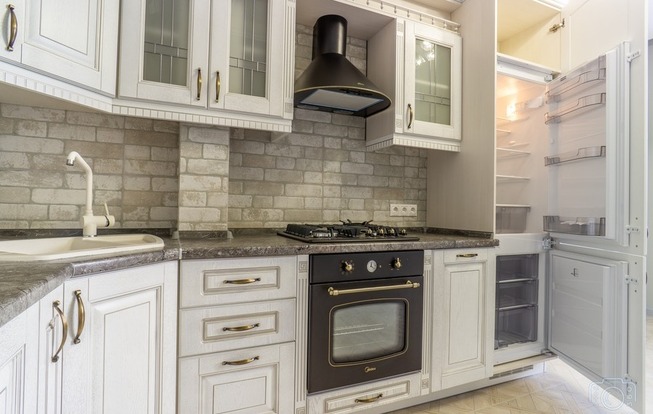 Белая кухня в классическом стиле 