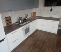 Угловая кухня столешница из массива